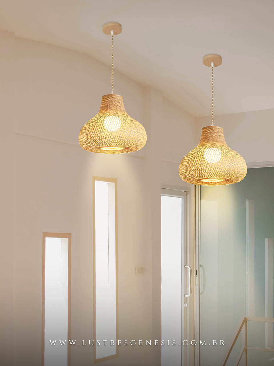 Luminária redonda de fibra de bambu de 40cm pendente, instalada em ambiente moderno e iluminado, ideal para mesas, balcão de cozinha, área gourmet e sítios.